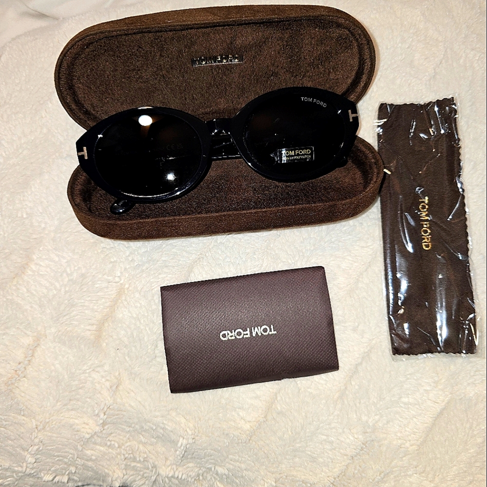 Beautiful Tom Ford cat eye shape sunglasses!!! This is a must-have!!!